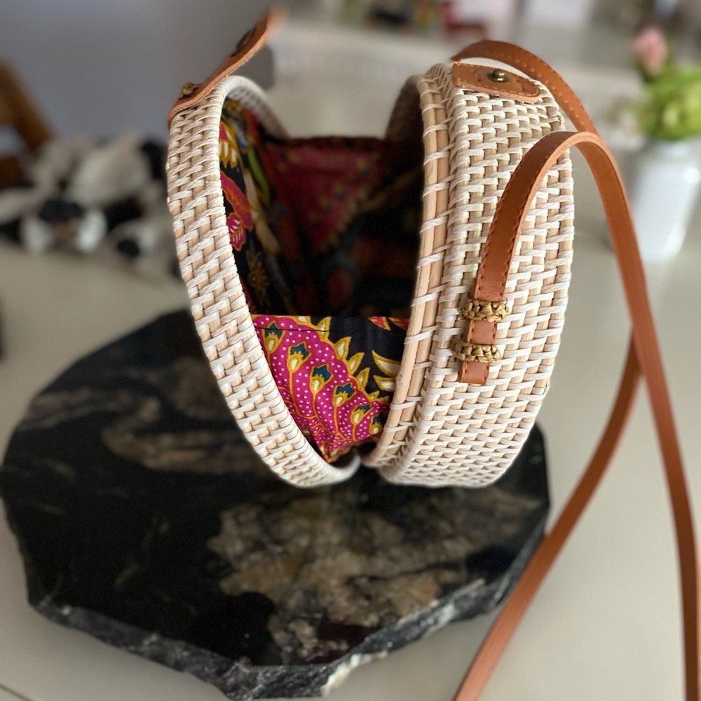 Cute Round Tan Woven Straw Crossover Purse.